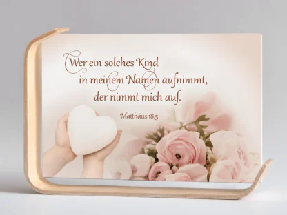 Holz-Acrylaufsteller „Wer ein solches Kind aufnimmt“ (Herz – Ranunkeln)