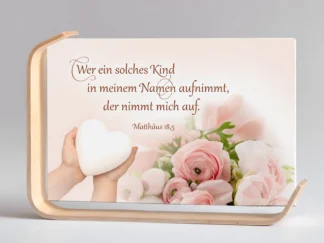 Holz-Acrylaufsteller „Wer ein solches Kind aufnimmt“ (Herz – Ranunkeln)