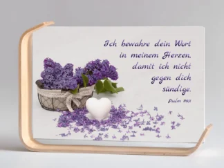 Holz-Acrylaufsteller „Ich bewahre dein Wort in meinem Herzen“ (Flieder – Korb)