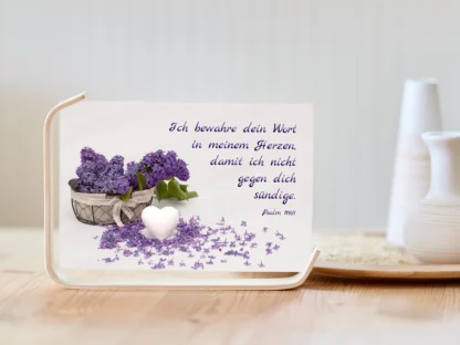Holz-Acrylaufsteller „Ich bewahre dein Wort in meinem Herzen“ (Flieder – Korb) – Bild 2